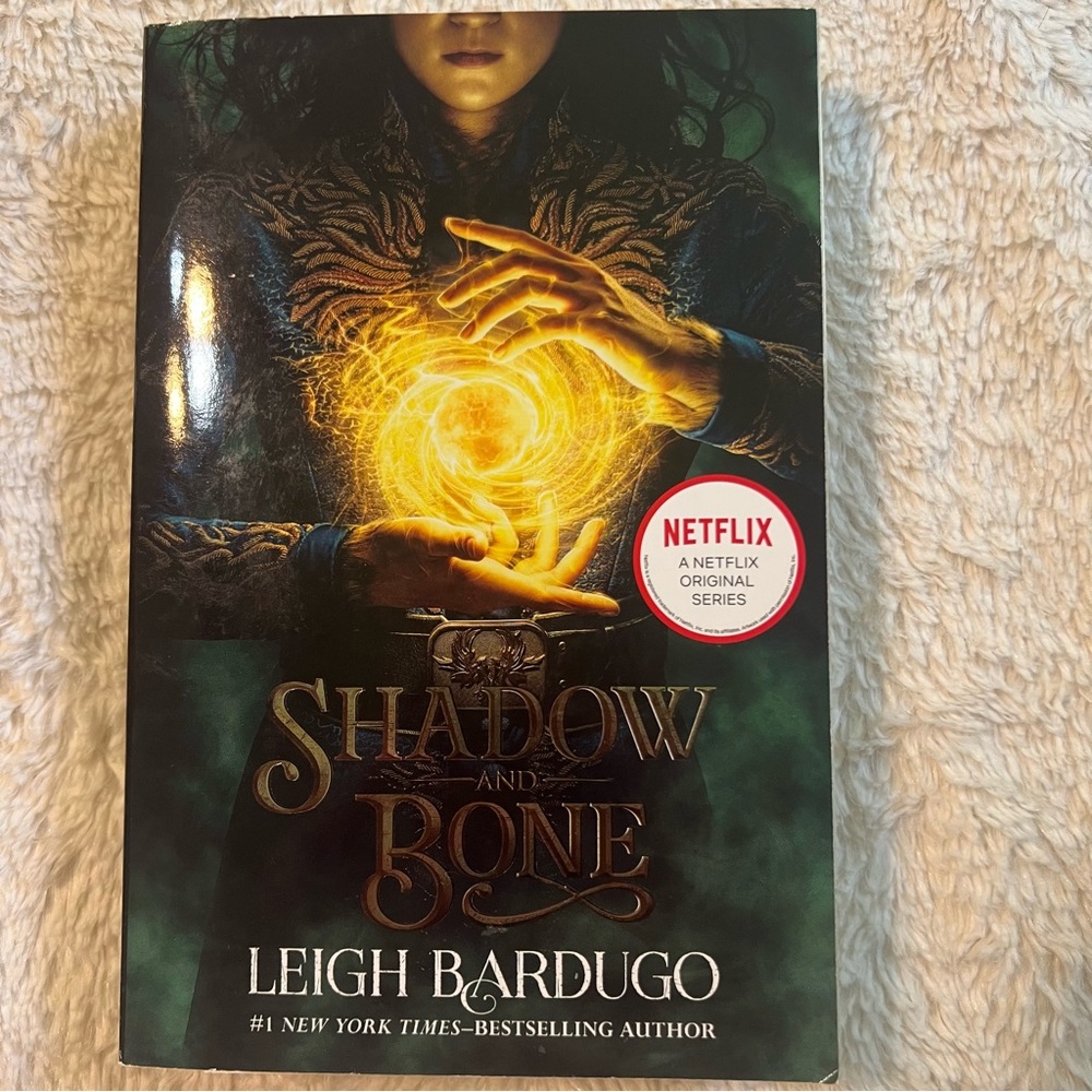 🌴Shadow and Bone by Leigh Bardugo Paperback Book